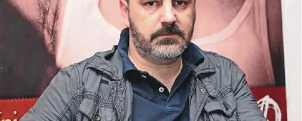 Kokan Mladenović: “S svojim primerom želim pokazati, da se gledališčnikom ni treba bati trga. Ne poznam niti enega sposobnega, ki bi kot svobodnjak finančno propadel.”