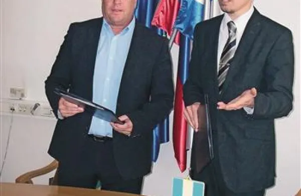 V pivški občini bodo v kratkem imeli ekomuzej in preurejen Krpanov trg. Za slednjega sta včeraj dogovor podpisala  direktor Grafista Branko Vidovič in župan Robert Smrdelj