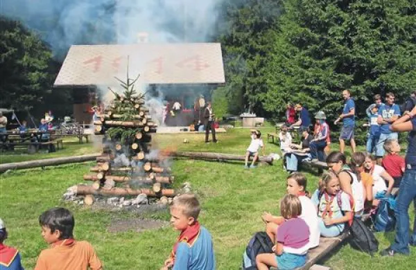 Koča v Črnem dolu pod Snežnikom je priljubljeno shajališča bistriških tabornikov