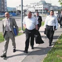 Gneča ob prihodu na sodišče - odvetnik treh predstavnikov zaposlenih v nadzornem svetu Marko Globevnik (v sredini) je že napovedal, da bodo ti v primeru, če sodišče ugodi Luki, še sami tožili nekdanjo  upravo