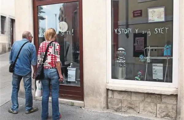 K ustvarjalnosti in odkrivanju lastnega talenta že nekaj dni pozivajo izložbena okna bivše galerije Lepa Vida v Kidričevi ulici