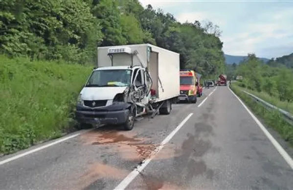 V nesreči dveh tovornjakov se je laže poškodoval povzročitelj