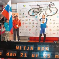 Mitja Rok je imel po prihodu v cilj še dovolj moči za dvig svojega kolesa