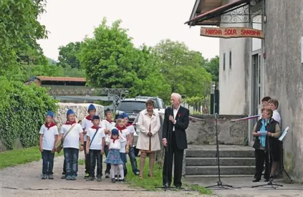 Zbor pionirčkov in tovarišica