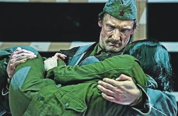 Marko Mandić in Nina Ivanišin v predstavi SNG Drama in SSG Trst, Še vedno vihar    