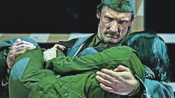 Marko Mandić in Nina Ivanišin v predstavi SNG Drama in SSG Trst, Še vedno vihar    