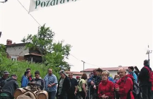 V soboto so na Vrtovčah gostili briškuljado, v nedeljo pa  se je  stotnija   pohodnikov kljub  jutranjim črnim oblakom podala na  četrti pohod Čez Školj in Tibot 