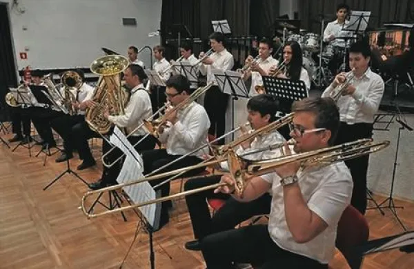 Iz pihal je donela filmska glasba, glasba iz risanih filmov, glasba izpred nekaj desetletij in tista sodobnih umetnikov