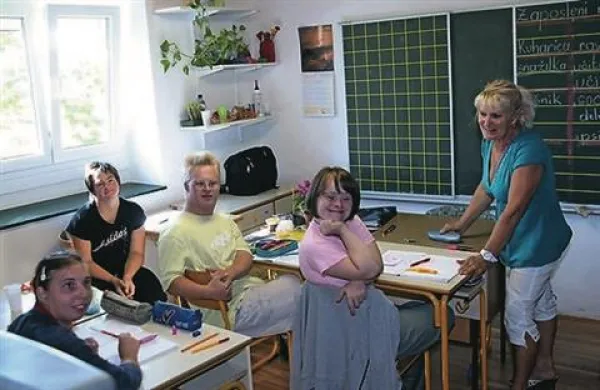 Polovico zbranega denarja bodo namenili Zavodu Elvire Vatovec iz Strunjana za nakup kombiniranega vozila za prevoz otrok s posebnimi potrebami (fotografija je iz arhiva). Drugo polovico denarja bodo namenili Zvezi prijateljev mladine Slovenije za izvedbo projekta Družinski center Zveze prijateljev mladine Slovenije. 