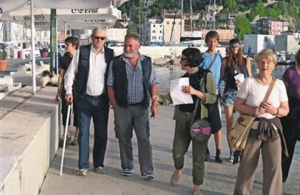 Udeleženci sprehoda Jane's walk so se podali od Tartinijevega trga mimo pomola do Punte in poskusili čutiti, kako mesto in obalo doživlja nekdo, ki ne vidi