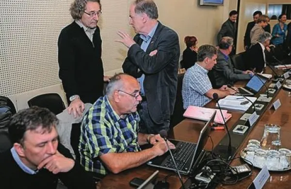 Vlada in sindikati zbližujejo stališča, a je parafiranje dogovora še pod vprašajem