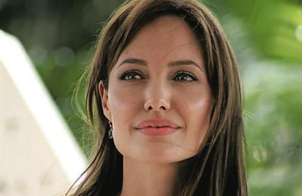 Hollywoodska zvezdnica Angelina Jolie je razkrila, da se je odločila za dvojno mastektomijo, odstranitev obeh dojk, potem ko so zdravniki pri njej ugotovili prisotnost gena, ki povečuje tveganje raka na dojkah