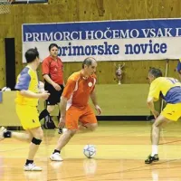 Veteransko finale je sicer z golom začela severnoprimorska Okrepčevalnica Žbogar (v oranžnem),  v nadaljevanju pa je bil precej boljši škofijski Bronx