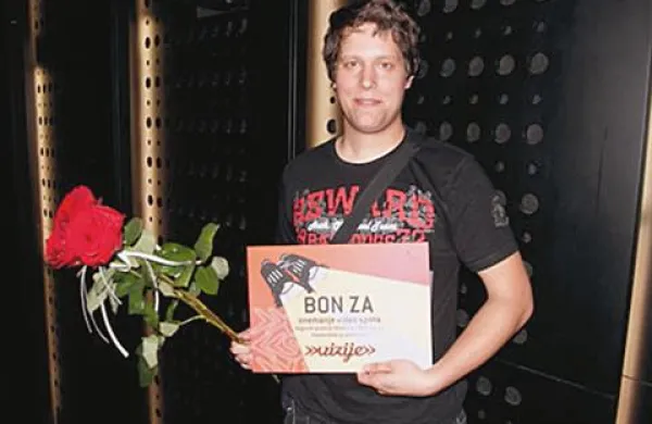 Skupina Antioksidanti je prejela kar tri nagrade: za najboljšo rock skupino, pevec Erik Jež je dobil vizionarja za najboljšo pevsko interpretacijo), Andrej Žvokelj (na fotografiji) pa za glasbo in besedila.    