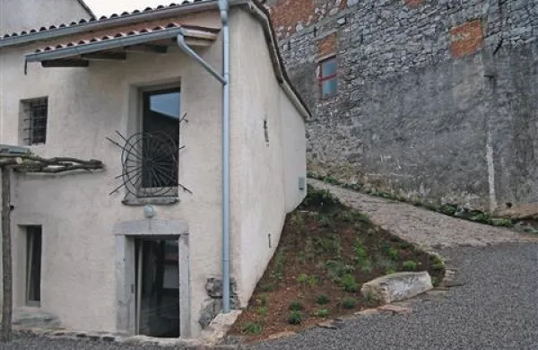 Ker je čar  Pepinih apartmajev tudi  v tem, da so v stari hiši in stari vasi, sta lastnika uredila tudi javno pot za hišo
