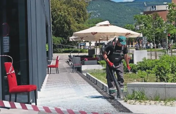 Ploha steklenih koščkov, je, resda nadzorovano, padla na tla le nekaj korakov od zunanjih stolov in miz kavarne Rusjan  