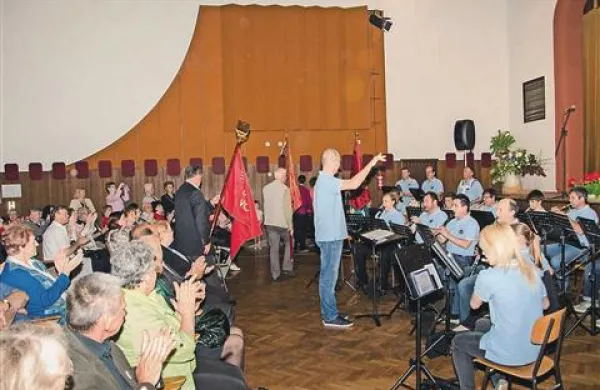 Orkester Prvačka pleh muzika  je članom društva upokojencev na slovesni akademiji zaigral, nato pa jim v roke dal instrumente