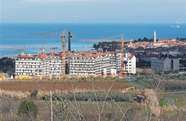 O novem kompleksu ob Južni cesti je  od zdajšnjih izolskih svetnikov slišati številne pripombe,  da gre za  betonski kolos s pregosto pozidavo