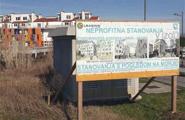 Še pred dvema letoma  so vsi zatrjevali, da bodo nova stanovanja neprofitna (fotografija je nastala februarja 2011). V ozadju je videti zadnji  neprofitni blok. 