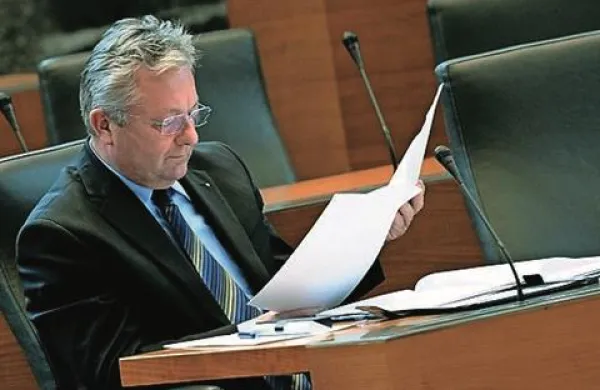 Gospodarski minister Stanko Stepišnik je ob podpisu sporazuma o finančnem prestrukturiranju Cimosa poudaril, da je to pomemben dan za slovensko gospodarstvo