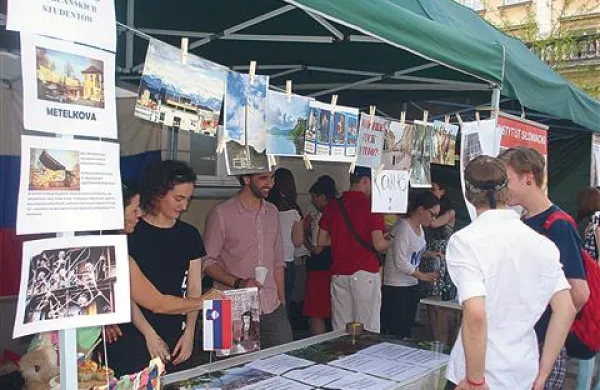 Poljski študentje slavistike so ob svojem tradicionalnem študentskem prazniku Juvenalije Varšavljanom približevali slovenska jezik in kulturo