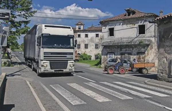 Kako varno prečkati cesto, če po njej  prihrumi tovornjak vsakih pet minut in celo pogosteje, se sprašujejo krajani Štorij