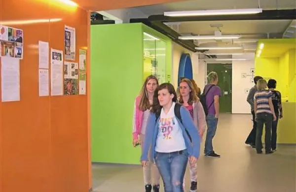 Novi bivalni kotički  v avli dijaškega doma v Postojni naj bi še bolj povezali tamkajšnjo mladino 
