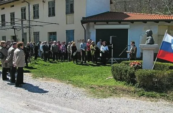 Prva prireditev je potekala prav na pesnikov rojstni datum, 14. aprila, ko so pred njegovo rojstno hišo v Grgarju pripravili krajšo slovesnost s kulturnim programom