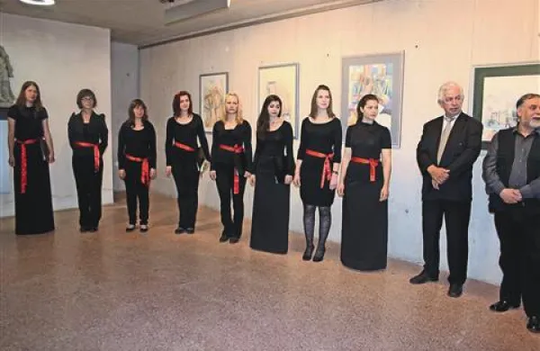 Odprtje razstave del samorastniškega slikarja Vinka Bogataja  sta   s pesmijo  zaokrožila vokalna skupina Radost in Nande Rupnik, ki je slikarja predstavil  