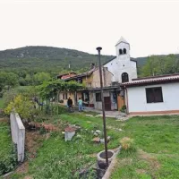 Najbolj ogrožene hiše v Šmihelu so že vrsto let prazne, iz njih preseljeni prebivalci pa siti praznih obljub. Če  se bo do poletja res kaj premaknilo, bodo pa zagotovo zadovoljni.