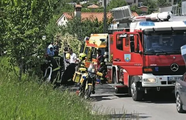 Reševalci so  danes zgodaj popoldne na  zdravljenje v izolsko bolnišnico odpeljali hudo  poškodovanega  38-letnega  voznika iz Hrvatinov, ki je v  domačem kraju povzročil  nesrečo