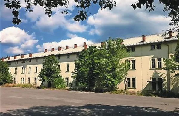 Člani postojnskega policijskega sindikata ne verjamejo, da so stavbe nekdanje postojnske vojašnice primerne le za rušenje