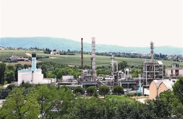 Kemiplasovo dvorišče naj bi bilo takšno  le še do sredine junija, tri mesece zatem naj bi  bilo videti   zgolj posamezne dele, za katere se prav tako nadejajo, da jih bodo   prodali  