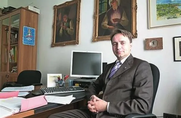 Na prvi seji novega parlamenta dežele Furlanije-Julijske krajine je bil  za enega od dveh podpredsednikov izvoljen Slovenec, deželni poslanec stranke Slovenska skupnost Igor Gabrovec