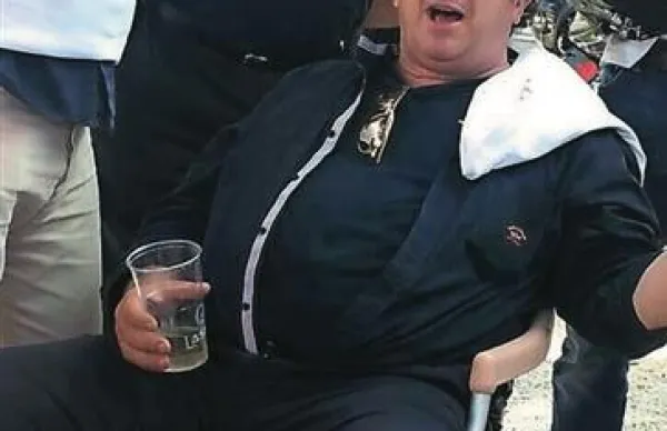 Splitski župan Željko Kerum, ki se je pred dnevi fotografiral z rezino pršuta na čelu, je na spletu pripeljal do novega trenda - pršutinga