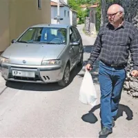 V tej ozki ulici v Danah se večkrat zagozdijo dolgi tovornjaki, ko se želijo izogniti avtocesti. Ker se iz ožine  rešujejo tudi več ur, morajo domačini uporabljati obvoze ali čakati.
