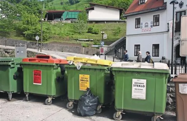         Zbiranje odpadkov se bo krepko podražilo, a ne prej kot v enem letu