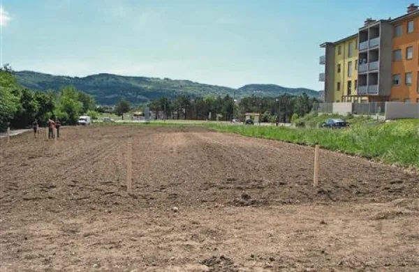 Na občini so očitno od ponedeljka do včeraj že razmislili in se odločili, da vrtički ostanejo na izbrani parceli 