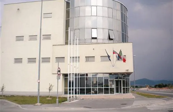 Po  besedah predsednika Sindikata državnih organov Slovenije Frančiška Verka se zaradi varčevalnih ukrepov in neustrezne odzivnosti ministrstva za pravosodje že tako slabo stanje v zaporih in prevzgojnem zavodu samo še poslabšuje
