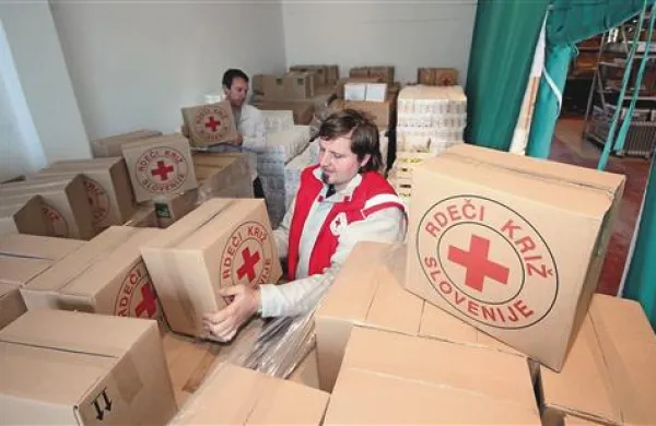 Slovenija bo letos  iz blagovnih rezerv EU prejela več kot 4000 ton hrane, ki jo bosta socialno najbolj ogroženim razdelila Slovenska karitas in Rdeči križ Slovenije. Že prihodnje leto pa se utegneta obe humanitarni organizaciji znajti v zelo težkem položaju,  saj bo EU ukinila dosedanjo obliko pomoči (fotografija je iz arhiva). 