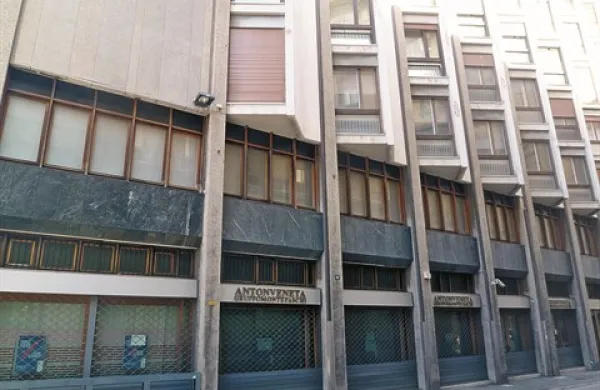 Prostori, kjer je pred dvajsetimi leti delovala Tržaška kreditna banka, zdaj samevajo. Tudi Banca Antonveneta se je konec aprila izselila