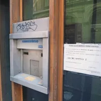 Suhoparno sporočilo o ukinitvi bankomata Banke Antonvenete na Ulici Filzi