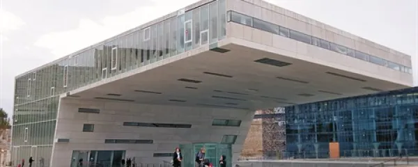 Mediteranska vila arhitekta Stefana Boerija, v ozadju pa nov antropološki muzej MuCEM, delo domačega arhitekta Rudyja Ricciottija