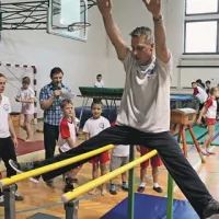 Takole je nekdanji  svetovni prvak Aljaž Pegan pokazal najmlajšim nekaj osnovnih veščin na bradlji