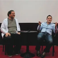 Z Rokom Jurmanom (desno), režiserjem dokumentarca o Ambasadi Gavioli, se je pogovarjal Borut Jerman