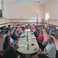 V prizadevanjih, da bi obnovili  za mimoidoče že hudo nevaren  podporni zid in znamenita pilastra pod  cerkvijo, so se  v Tomaju zbrali predstavniki več  ustanov in   sežanski župan Davorin Terčon        