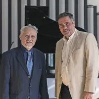 Skladatelj Igor Štuhéc (levo) z Ivom Bašičem, ravnateljem Glasbene šole Sežana 