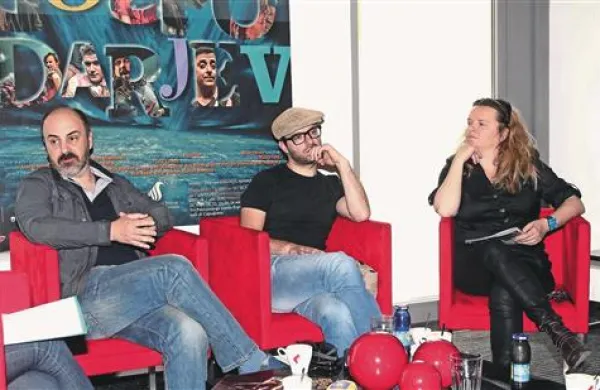 O nastajanju komedije Sluga dveh gospodarjev, ki bo na odru koprskega gledališča premiero doživela nocoj, so spregovorili  Kokan Mladenović, Rudi Bučar in Katja Pegan