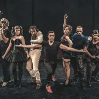 V komediji Sluga dveh gospodarjev nastopajo Danijel Malalan, Gregor Geč, Maruša Kink, Gorazd Žilavec, Igor Štamulak, Mojca Fatur, Rok Matek, Ajda Toman in Blaž Popovski   