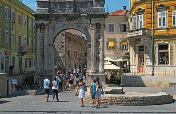 Zaposlovanje Hrvatov naj bi omejila dobra polovica držav članic EU